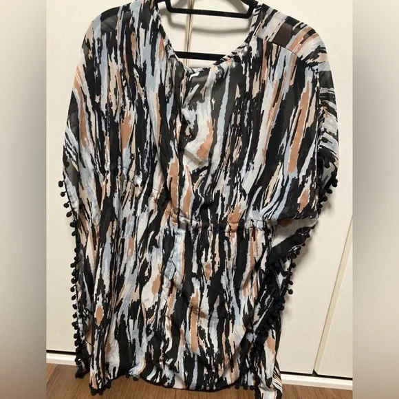 Black and White and beige Ruffled Short Sleeve Blouse - Picture 1 of 7